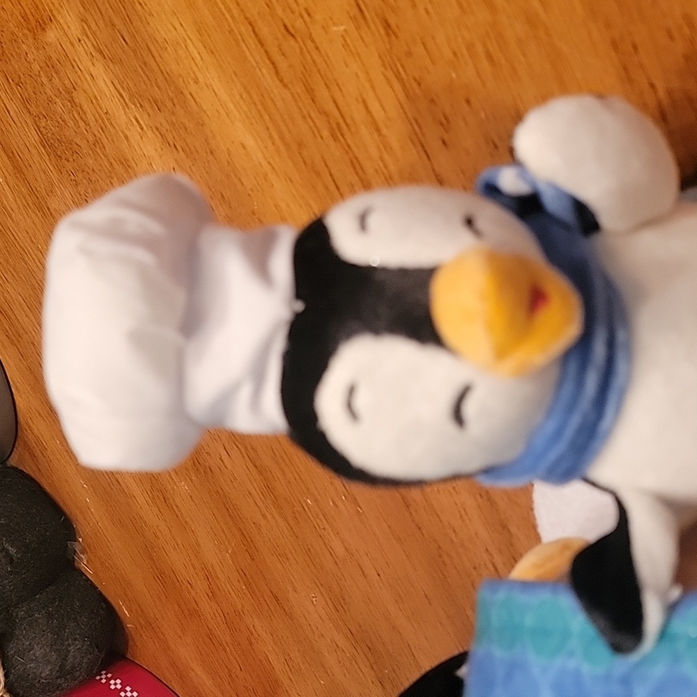 2021 Hallmark Penguin Gingerbread Treat Music & Movement Table Top Plush VIDEO - Picture 5 of 9